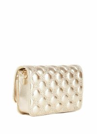 Borsa a tracolla metallizzata oro con motivo trapuntato, dotata di chiusura a patta e compartimento con zip. Materiale in pelle liscia.
