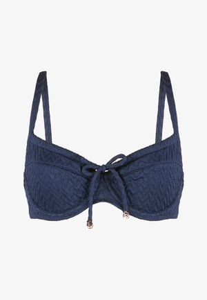 Top del bikini blu navy con un motivo a zigzag testurizzato, spalline regolabili e chiusura anteriore con fiocco e dettagli decorativi in metallo.
