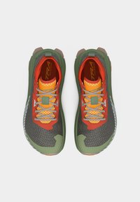 Ζευγάρι αθλητικών παπουτσιών για τρέξιμο σε μονοπάτια, πράσινα, πορτοκαλί και γκρι, με κορδόνια, απεικονιζόμενα από πάνω σε λευκό φόντο.