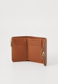 Bruine leren portemonnee met een gestructureerde afwerking, voorzien van meerdere kaartsleuven, een ritsvak en een gebogen klepclosure.