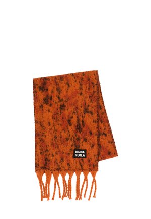 Pomarańczowy wełniany szal o cętkowanej fakturze, wykończony frędzlami na krawędziach. Na jednej stronie widoczna jest metka marki.