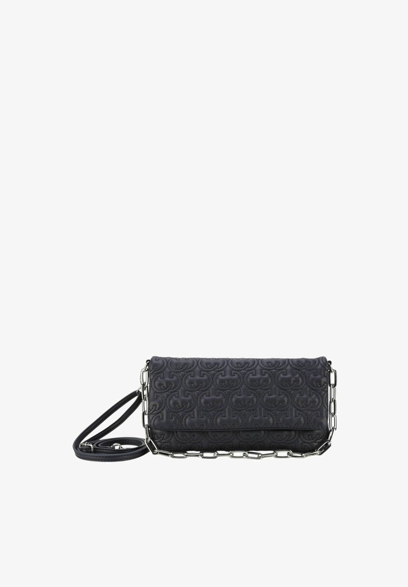 Borsa a spalla nera trapuntata con tracolla a catena, caratterizzata da un motivo in rilievo e una texture liscia. Forma rettangolare compatta.