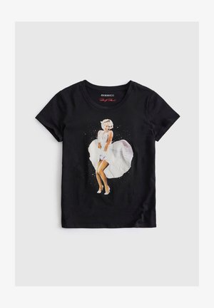 Schwarzes T-Shirt mit kurzen Ärmeln und einem aufgedruckten Motiv einer Frau in einem weißen Kleid, die es hält, lächelnd, vorne in der Mitte.
