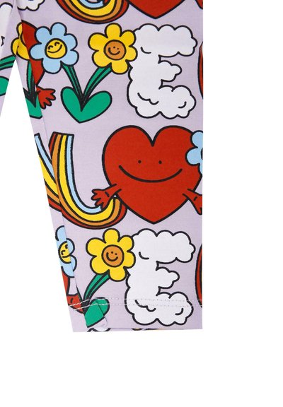 Cuore rosso sorridente con braccia, colorato arcobaleno, felici fiori gialli e blu, e forme di nuvole bianche su un tessuto viola chiaro.