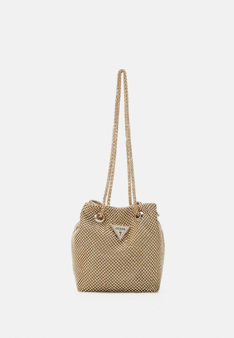 Sac à main en or tissé avec deux anses tressées, surface texturée, fermeture à cordon et accent logo triangulaire sur le devant.