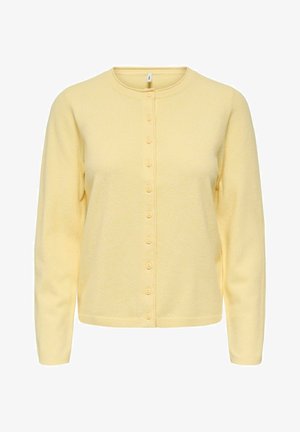 Cardigan jaune en tissu tricoté doux, avec un col rond, des manches longues et une fermeture à boutons devant avec six boutons assortis.