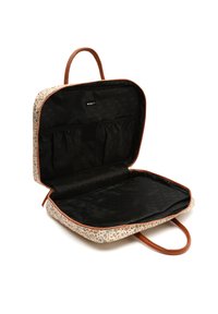 Blumenmusterte Stofftasche mit braunen Lederriemen, geöffnet, um ein schwarzes Innenfutter mit Taschen zu zeigen. Reißverschluss entlang der Kante.