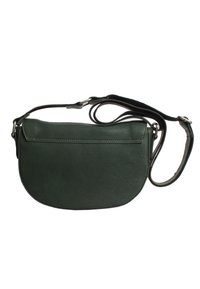 Borsa a spalla in pelle verde, forma arrotondata, texture liscia, tracolla regolabile, piccolo coperchio superiore e dettagli di cucitura discreti lungo il bordo.