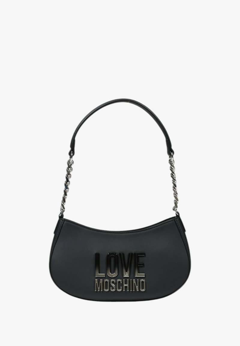 Czarna syntetyczna torba na ramię o zaokrąglonym kształcie, z łańcuszkowym paskiem i wytłoczonym logo "LOVE MOSCHINO" w metalicznym wykończeniu.