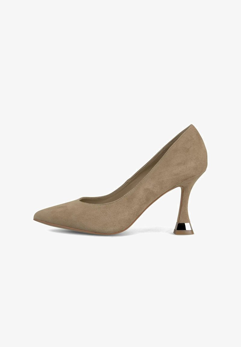 Zapato de tacón alto de ante beige con punta afilada, silueta elegante y un tacón único con detalles dorados para un estilo añadido.