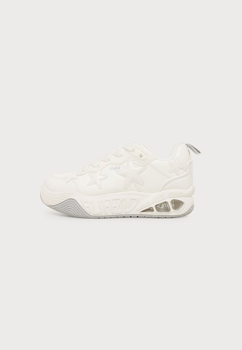 Λευκό chunky sneaker με σχέδια αστεριών, ορατά αερόσακα στη σόλα, γκρι υφασμάτινη σόλα και τριχιά στο πίσω μέρος.