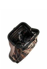 Bolso de tamaño mediano con un exterior estampado en tonos suaves. Material texturizado con una correa de cadena, que presenta un interior floral oscuro y un bolsillo con cremallera.