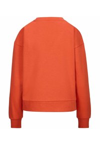 Sudadera de algodón naranja, corte relajado con mangas largas, puños y dobladillo acanalados, textura suave y diseño minimalista sin patrones ni acentos.