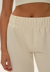 ESOTIQ BLOOVII JAMILE mleczny