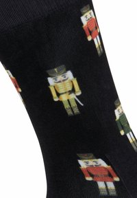 Czarne skarpetki z kolorowymi wzorami przedstawiającymi szachy w kolorach zielonym, czerwonym, żółtym i białym. Materiał ma gładką teksturę z delikatnym połyskiem.