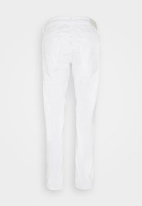 Pantalones de mezclilla blancos con un diseño de pierna recta, bolsillos traseros y una textura sutil. Incluye una cinturilla con pasadores para el cinturón.