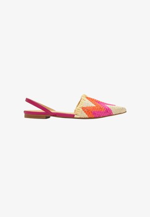 Platte slingback schoen met geweven beige bovenwerk en roze en oranje zigzagpatronen, en roze bandje en zool.