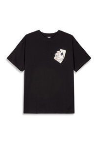 Camiseta de algodón negra con mangas cortas, que presenta un gráfico de tres cartas jugando impreso en la parte izquierda del pecho.