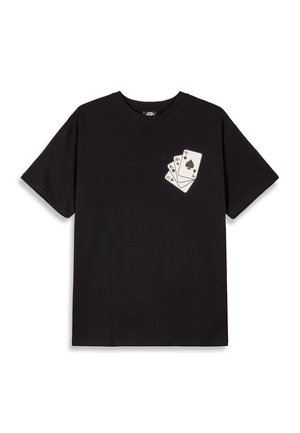Camiseta de algodón negra con mangas cortas, que presenta un gráfico de tres cartas jugando impreso en la parte izquierda del pecho.