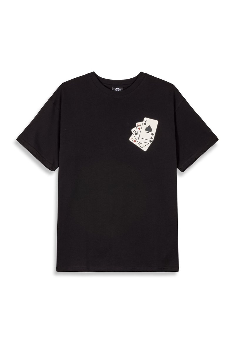 Camiseta de algodón negra con mangas cortas, que presenta un gráfico de tres cartas jugando impreso en la parte izquierda del pecho.