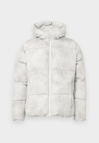 Gai pelēks pūkains mētelis ar kapuci, ar rāvējslēdzēju priekšpusē un quilted tekstūru, akcentēts ar maigu punktu rakstu.