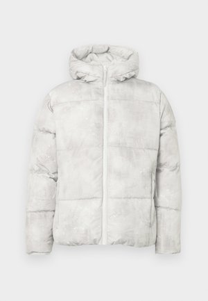 Svetlo sivá prešívaná bunda s kapucňou, so zapínaním na zips a prešívanou textúrou, zdôraznená jemným bodkovaným vzorom.