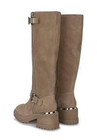 Botas de ante hasta la rodilla en taupe con cremallera lateral, detalle de hebilla ajustable, tacón grueso y suela de goma con relieve para mayor tracción.