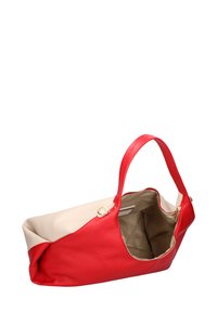 Rode en beige leren tas met een zachte textuur, voorzien van een brede opening en ritssluiting. Inclusief draaghandvatten voor gebruiksgemak.