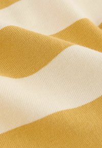 Katoenen stof met afwisselend mosterdgele en crèmekleurige strepen, met een gladde textuur en een ribbelsweefpatroon.