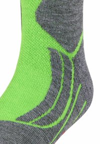 Grå strumpa med ljusgröna accenter och en texturerad design. Materialet verkar mjukt, lämpligt för komfort och aktiv användning.