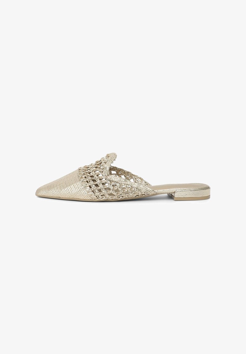 Chaussure slip-on tissée en or avec un bout pointu et un design en tissage ouvert. Dotée d'un petit talon plat et d'une doublure intérieure lisse.
