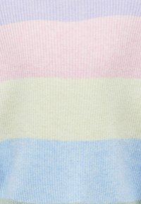 Maglione a maglia a righe pastello nei colori viola, rosa, verde e blu. Presenta una texture a coste e un tessuto morbido. Strisce orizzontali di larghezze variabili.