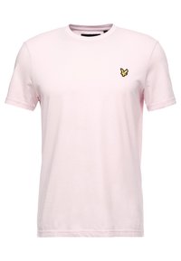 T-shirt di cotone rosa chiaro con colletto rotondo e maniche corte. Presenta un piccolo logo di una farfalla gialla ricamato sul lato sinistro del petto.