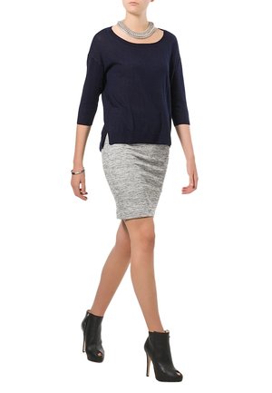 Granatowy sweter z dzianiny z rękawami 3/4, zestawiony z dopasowaną szarością spódnicą. Czarne botki z odkrytą palcą na kostkę dopełniają całość.