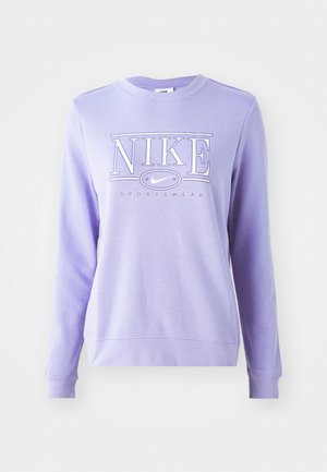 Ljubičasti Nike dukserica s dugim rukavima, okruglim izrezom i bijelim logotipom s natpisom "NIKE SPORTSWEAR". Glatka tkanina.