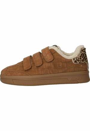 Bruine sneaker met drie klittenbandsluitingen, een gestructureerd patroon, een witte, harige voering en een luipaardprintdetail op de hielkraag.