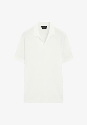 Weißes kurzärmliges Polohemd aus strukturiertem Stoff, mit einem Kragen und einem dezenten Muster. Das Etikett trägt die Aufschrift "Massimo Dutti."
