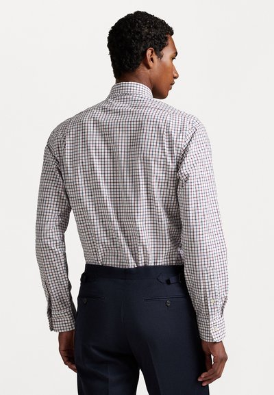 Camisa de cuadros en blanco, rojo y azul; de manga larga con puños de botón; vista trasera que muestra un ajuste entallado y una textura de tela suave.