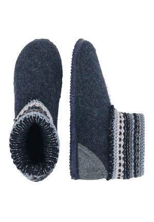 Dunkelblaue Wollpantoffeln mit einem hohen Design. Sie verfügen über strukturierte Muster und graue Akzente an der Basis und Öffnung. Die genähten Kanten sind sichtbar.
