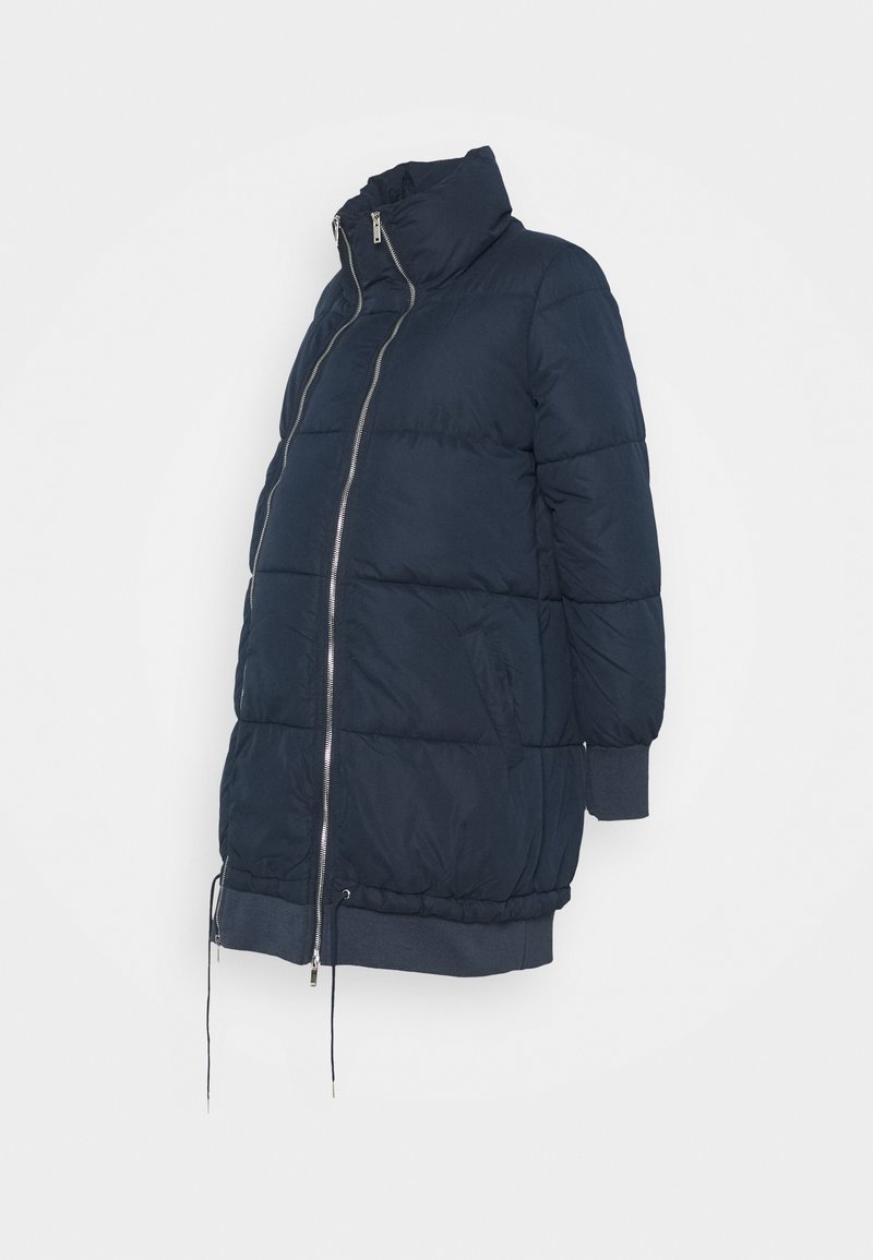 Marineblauwe gewatteerde jas met hoge kraag, ritssluiting aan de voorkant en elastische manchetten. Beschikt over twee zijzakken en een trekkoord aan de onderkant.