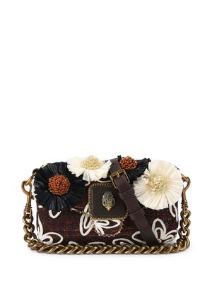 Petit sac à main en tissu foncé avec broderie florale blanche, grandes fleurs en tissu noir et blanc avec centres perlés, une bandoulière en cuir et une chaîne dorée.