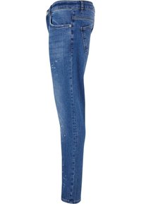 Jeans ajustados en denim azul oscuro, con un leve desgaste en la parte delantera, cinco bolsillos y un diseño de cintura estándar.
