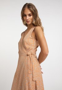 IZIA Maxi ruha - orange beige