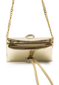 Borsa a mano in metallo dorato con tracolla a catena, finitura testurizzata, chiusura con gancio superiore e tasca interna. Dettaglio firmato sul davanti.