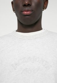 Jack & Jones JORBLEECKER BRANDING CREW - Sportinis megztinis - bright white melange
