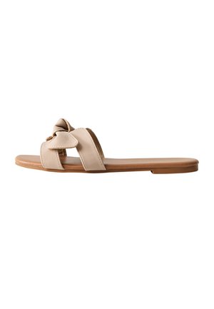 Beige schuifzandalen met een gestrikte accent op de bovenste band, een platte zool en een gladde, leerachtige textuur. Eenvoudig en minimalistisch ontwerp.