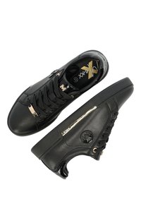 Czarne sneakersy z teksturowaną skórzaną cholewką, okrągłym noskiem, sznurowanym przodem, metalicznymi akcentami i płaską gumową podeszwą. Obecne detale logo w kolorze złotym.