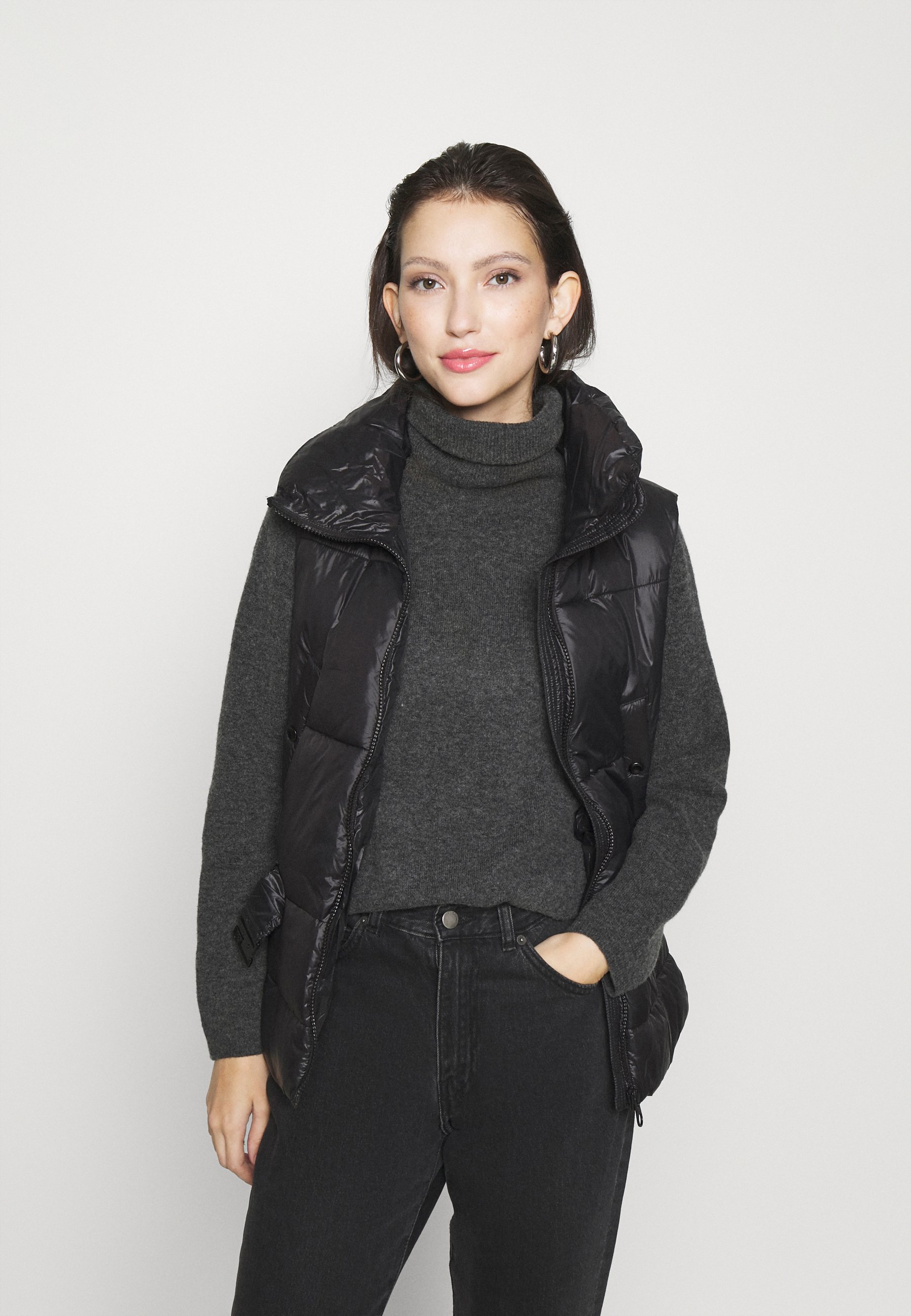 Vester | Dame | Ny vest på nett hos Zalando Stilig svart jeansjakke fra InWear str 40 | FINN.no