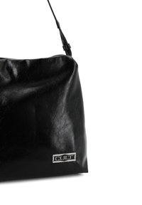 Borsa a spalla in finta pelle nera con una forma morbida, dotata di una placca con logo argentato e di una sola tracolla regolabile. Texture liscia.