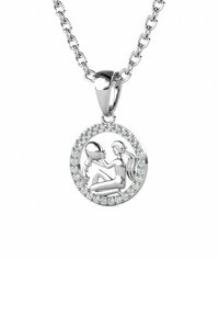 Zilveren hanger ketting met een circulair ontwerp met een uitsnijding van twee figuren, omringd door heldere sprankelende stenen.